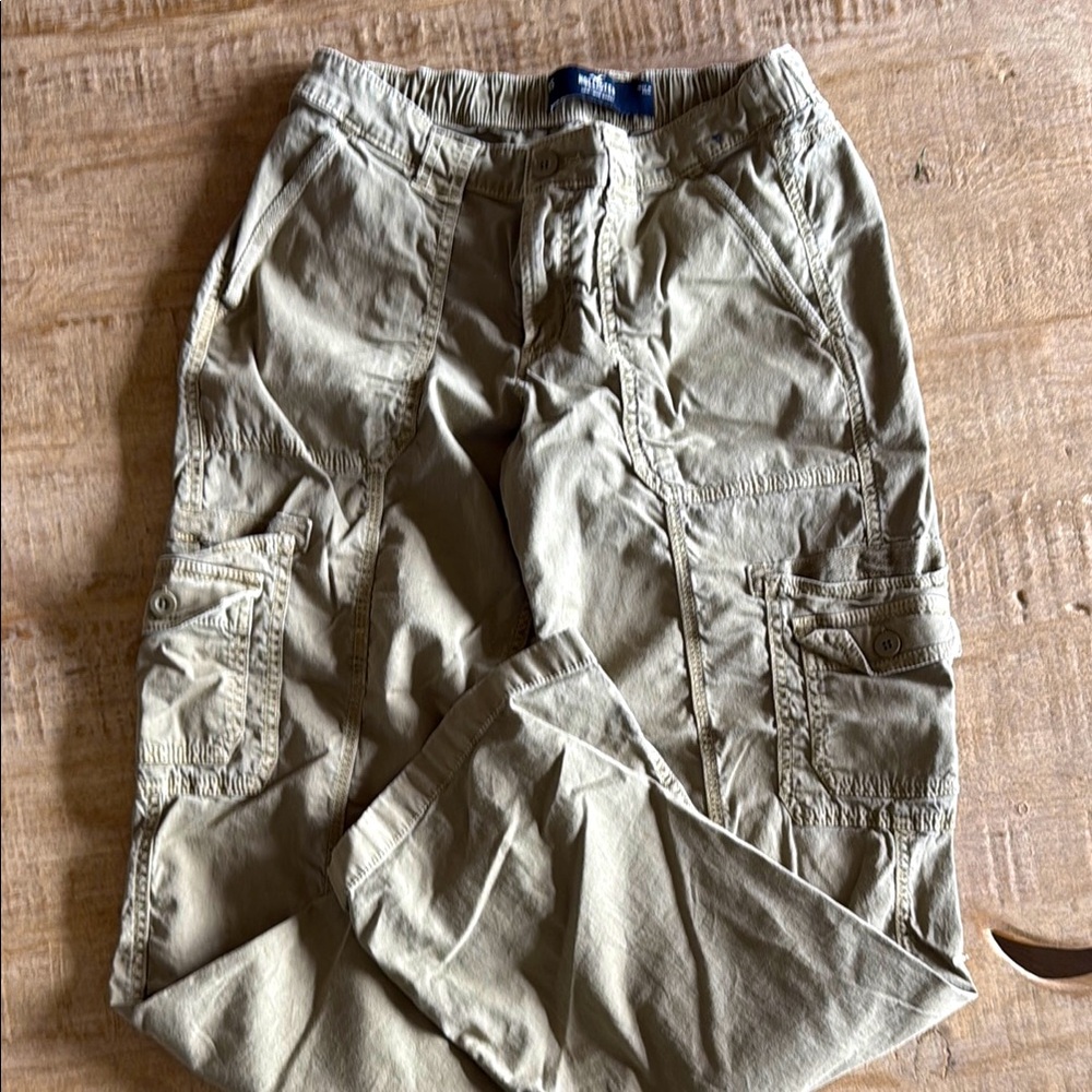 Hollister | Women's Low Rise Baggy Cargo Pants
Size. XS
Olive green